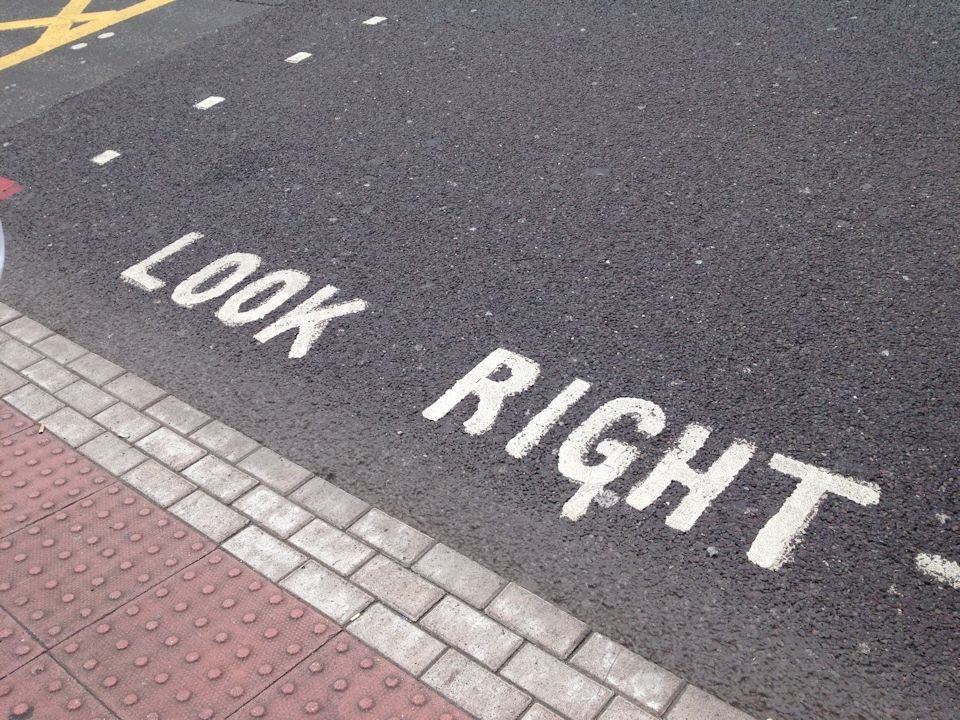 Cảnh báo quan sát bên phải khi sang đường tại Anh.​