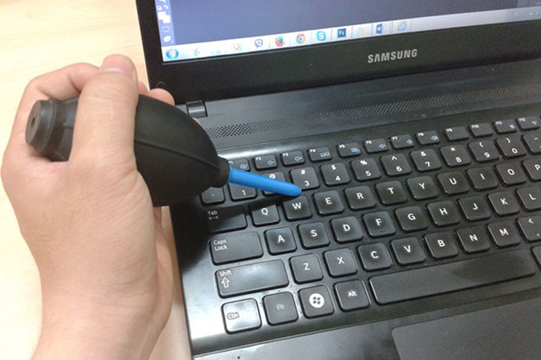 Cách bảo vệ pin laptop: Vệ sinh định kỳ