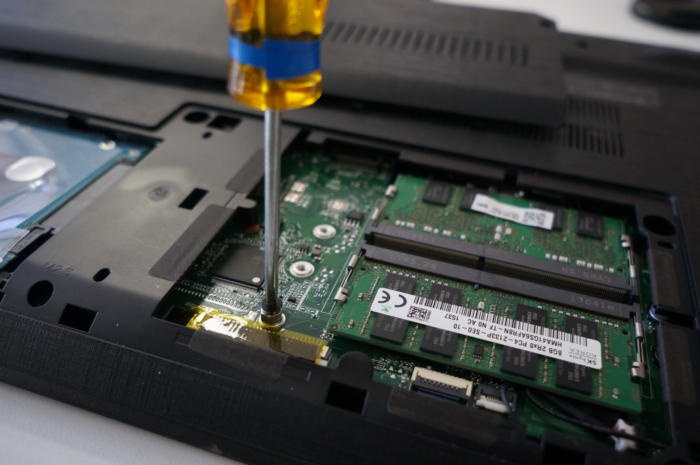 Cách thay thế ổ cứng SSD để nâng cấp laptop | Công nghệ | Thanh Niên
