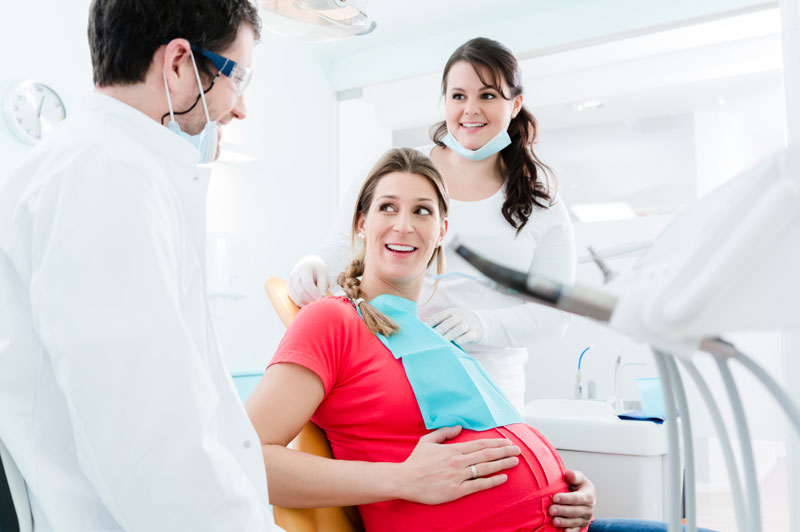 Phụ nữ không nên tẩy răng khi mang thai