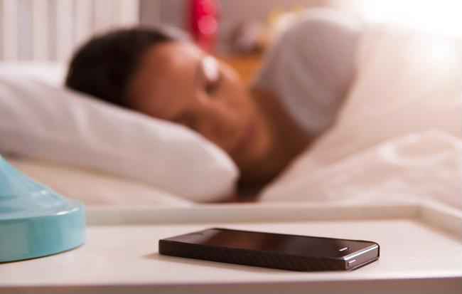 Tác hại của để điện thoại gần khi ngủ như thế nào?