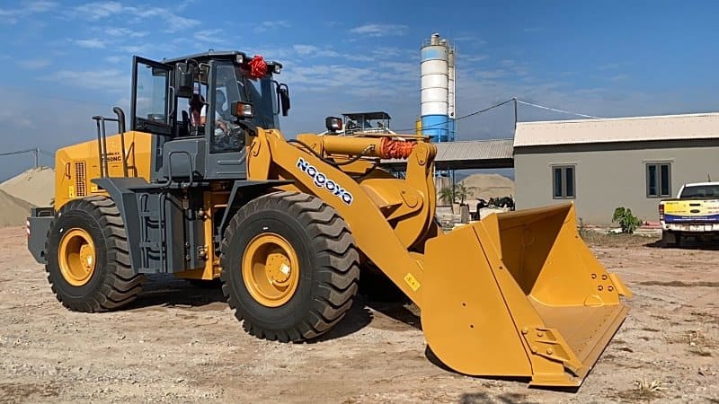 Cách chọn dung tích gầu máy xúc lật phù hợp với từng loại công việc